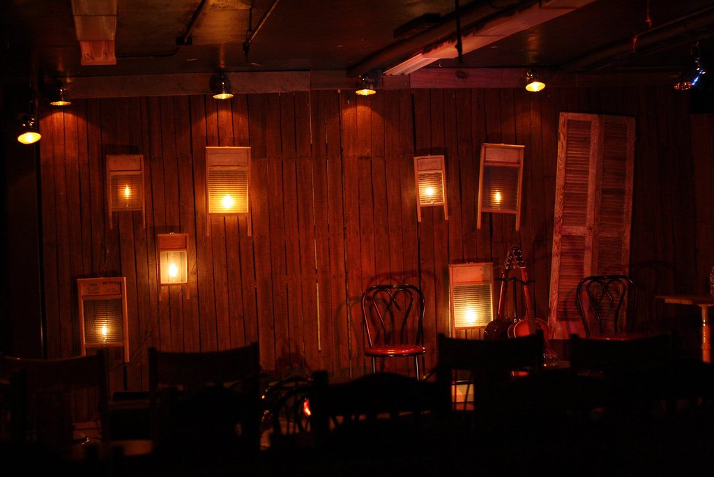 Salle de cabaret aux lumières tamisées