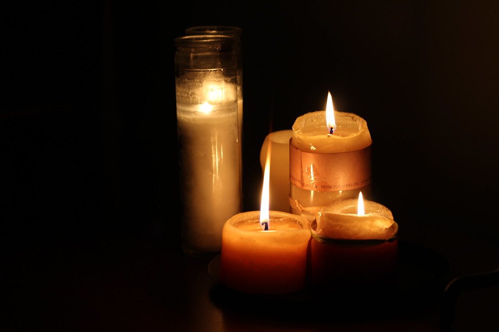 Bougies allumées pour une ambiance apaisée