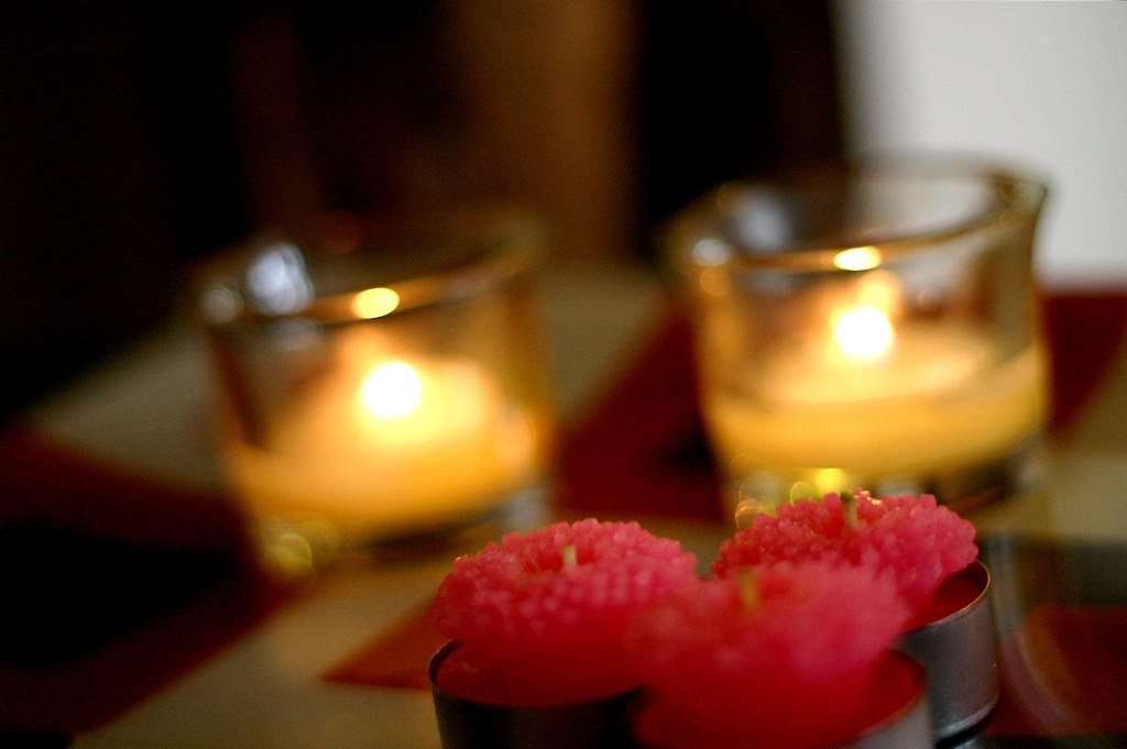 Lumière de bougies pour une séance tout en douceur