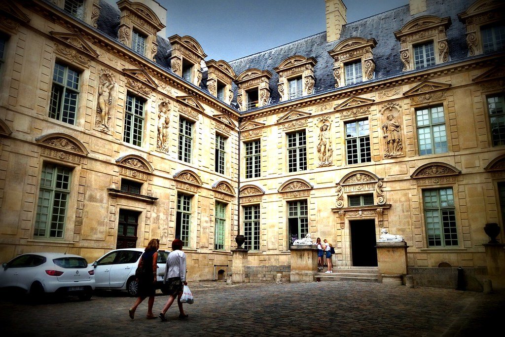 L'hôtel de Sully, au cœur du Marais